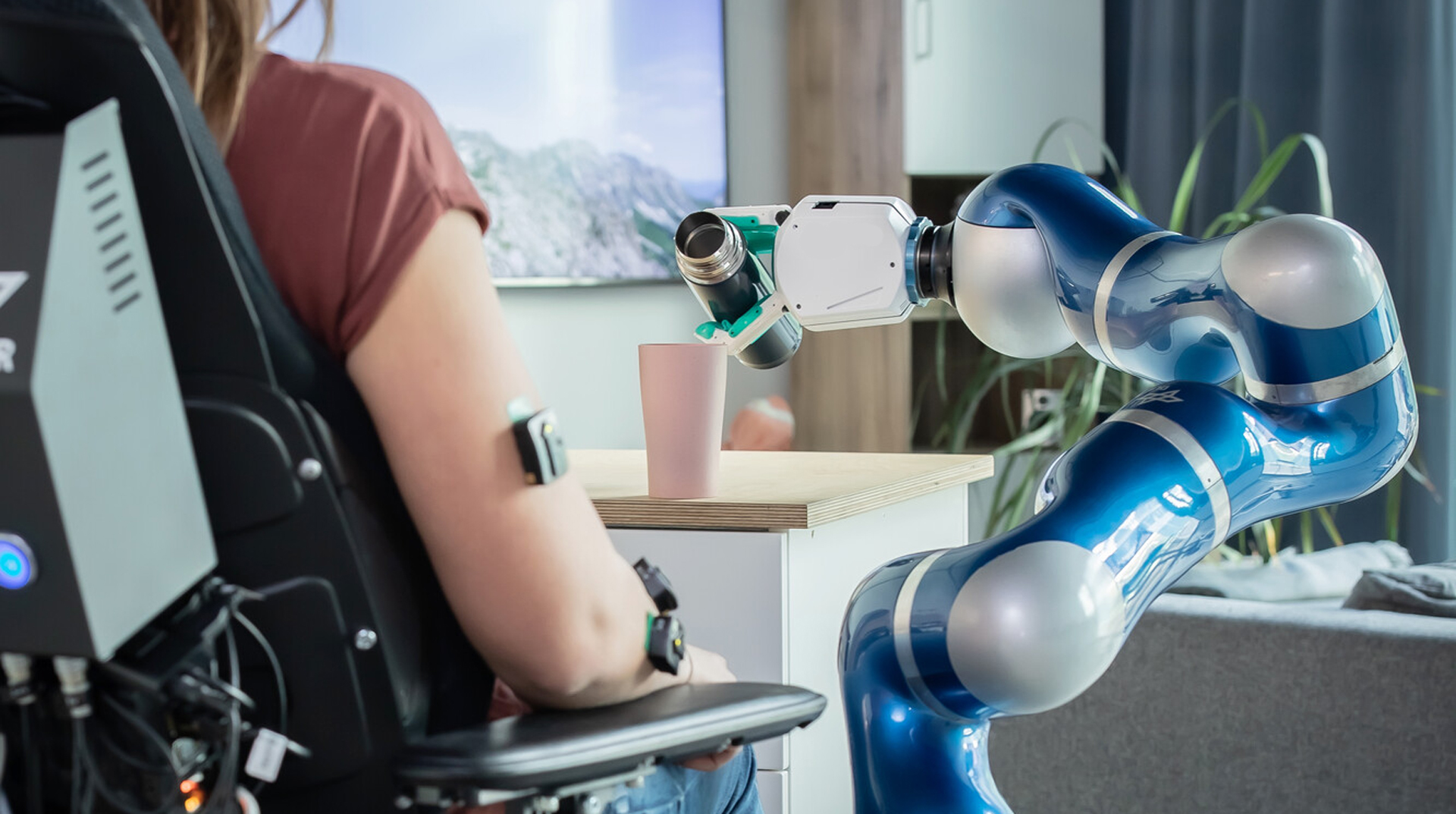 Roboter-Arm schenkt Getränk in Becher